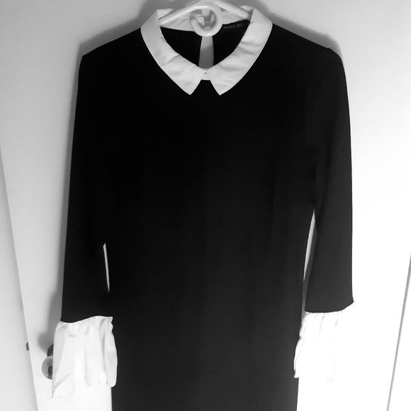 Little black dress - white collar and cuffs - Picture 1 of 2